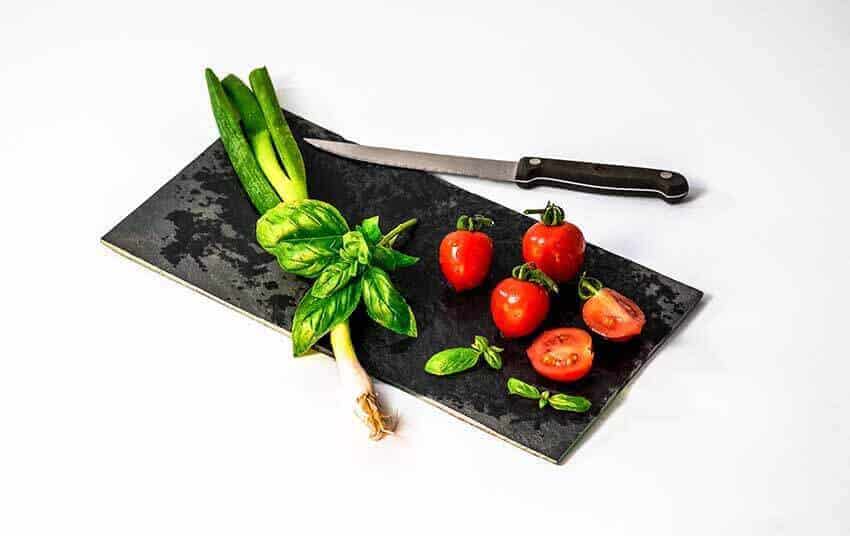 https://allthatwalls.com/2017/03/09/how-to-cut-tomato-in-perfect-slices-easy/